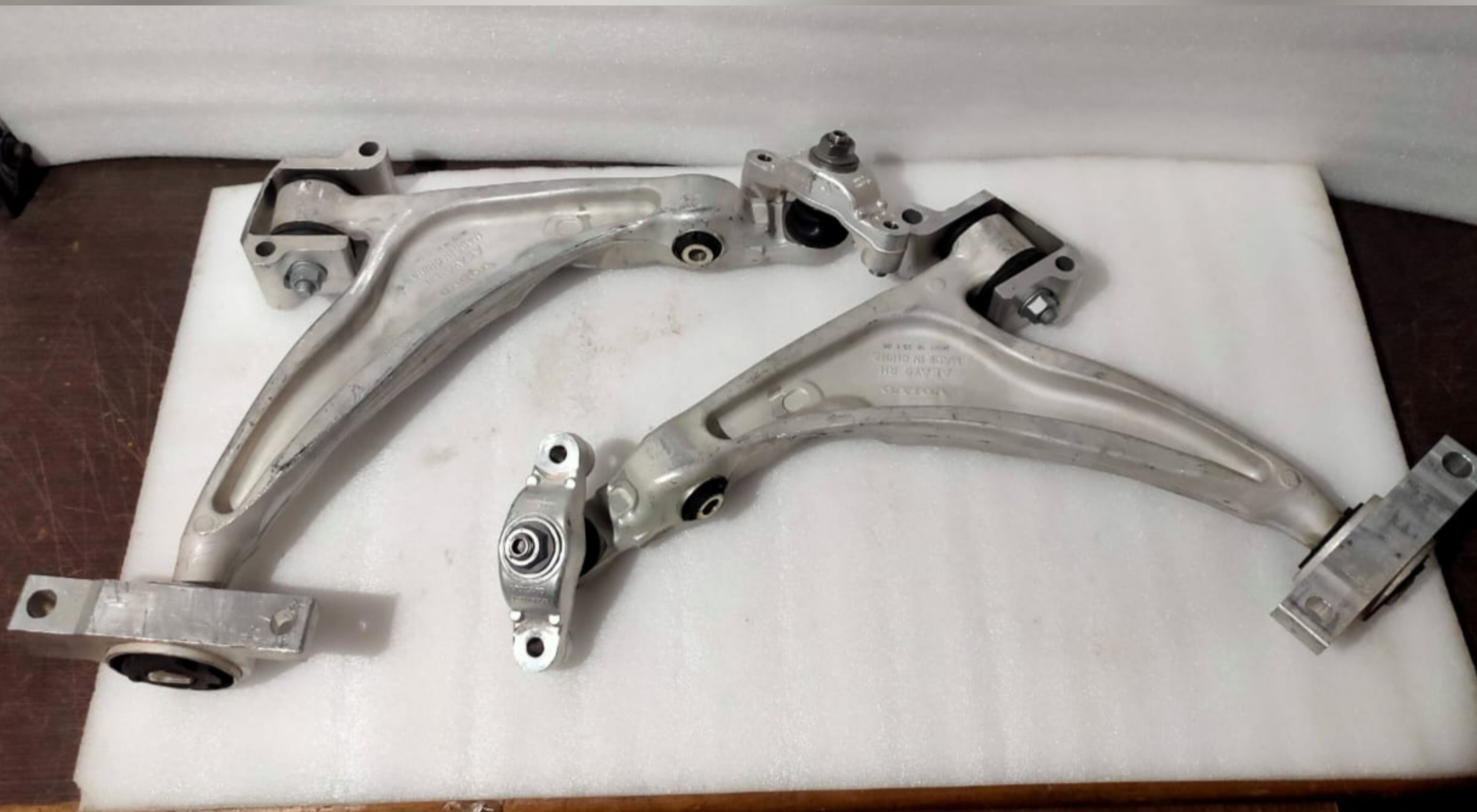 Front Lower Control Arm (Set Of 2) Left 31360644 & Right 31360651 Compatible with VOLVO XC90